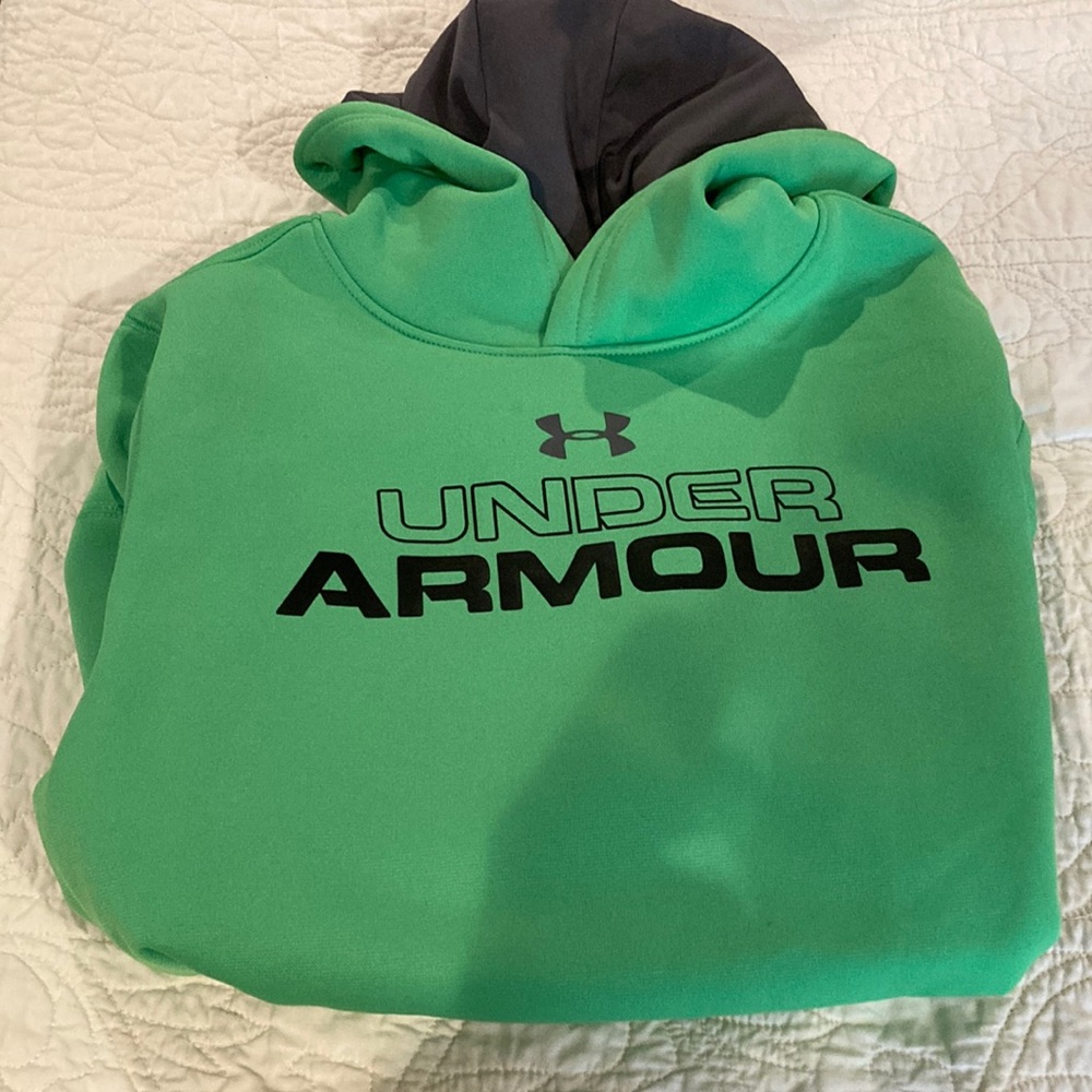 Under Armour youth hooded sweatshirt size M.
